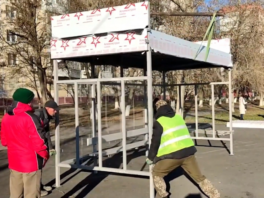 Напротив БСМП в Волгодонске установили два новых остановочных павильона