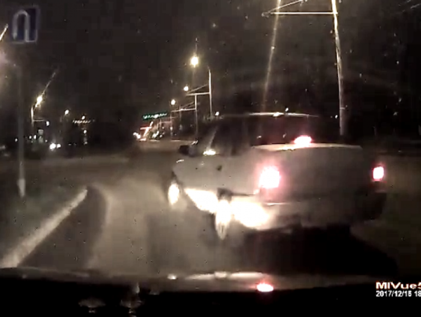 «Весеннее» обострение?: Возмущенный автомобилист смонтировал видео о смертельно опасных маневрах на дорогах Волгодонска