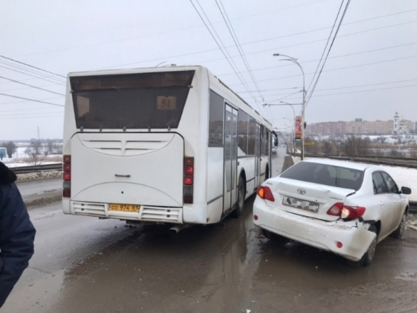 На путепроводе произошло ДТП с участием автобуса №51 и «Тойоты»
