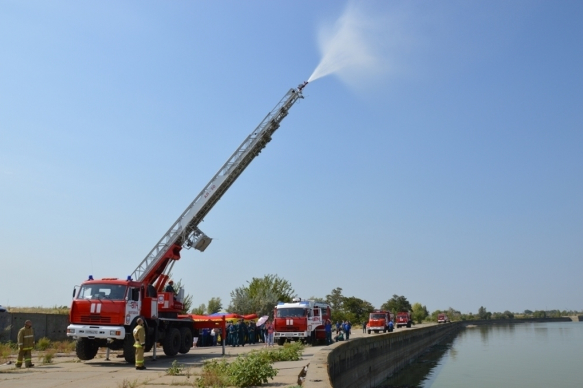 Волгодонские пожарные продемонстрировали инновационные способы тушения пожара