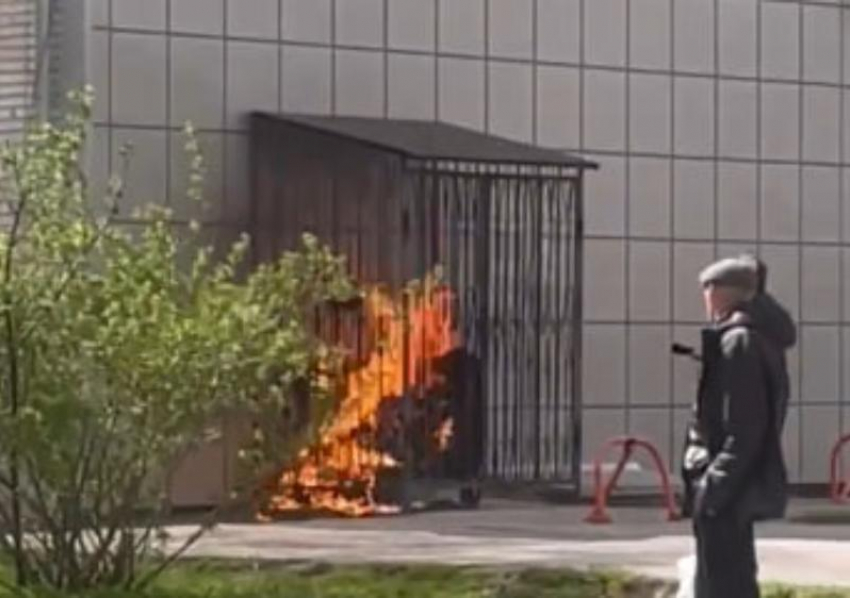 Загадочное возгорание мусорного контейнера произошло на улице Ленина 