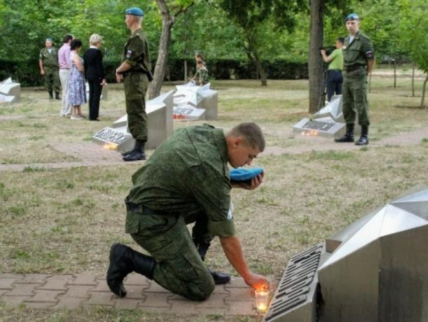 Десятки волгодонцев на рассвете зажгли «свечи памяти» в день начала Великой Отечественной войны