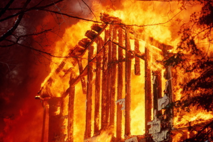В Мартыновском районе сгорел жилой дом