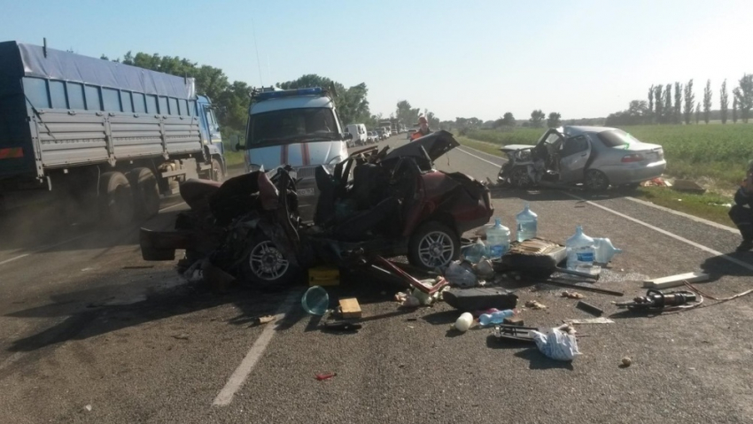 На трассе «Ростов - Волгодонск» легковушка попала под бензовоз - есть погибший