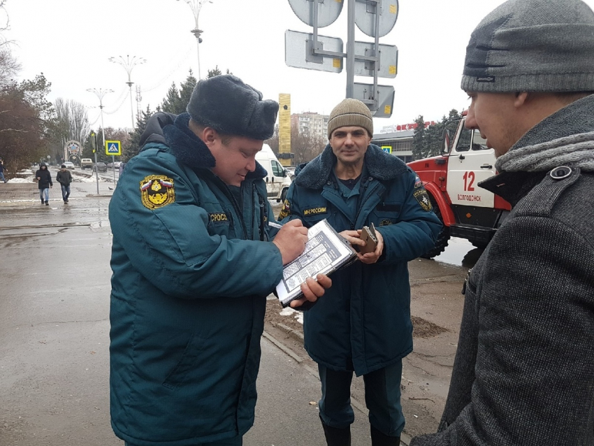 Волгодонские пожарные напомнили горожанам правила пожарной безопасности