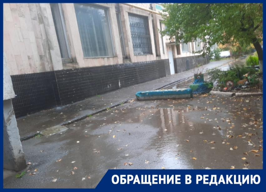 «Мешают спать»: по инициативе пенсионерки в одном из дворов Волгодонска перегородили проезд