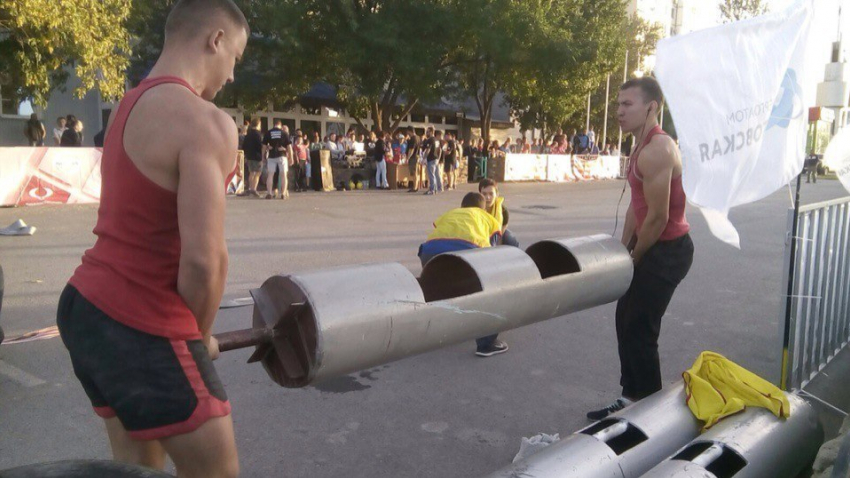 Сильнейшие люди Волгодонска играючи тягали 90-килограммовые «чемоданы» и таскали автомобили