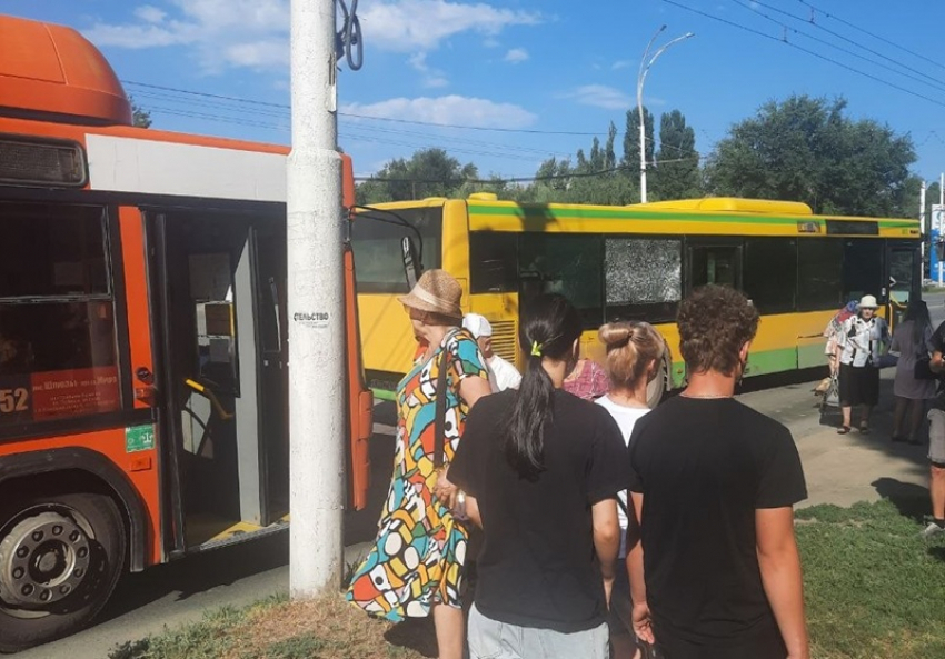 Водителям сделали строгое внушение после опасной гонки автобусов с ДТП на Морской