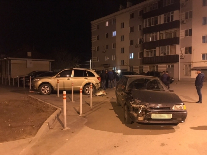 Волгодончанка на ВАЗ-2114 въехала в припаркованный «Лифан» во дворе на Горького