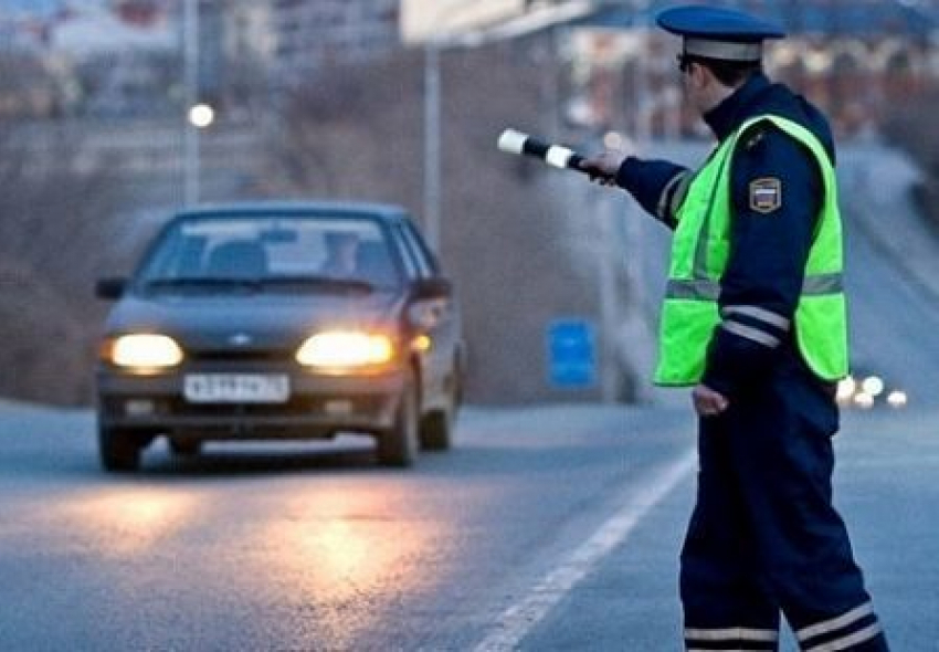 На трассе Шахты - Цимлянск задержали водителя с поддельными документами