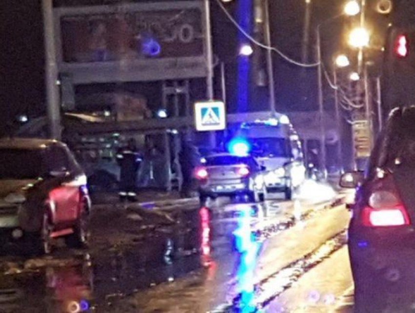 Авария с выездом чёрной «Приоры» на «встречку» на улице Степной в Волгодонске создала затор