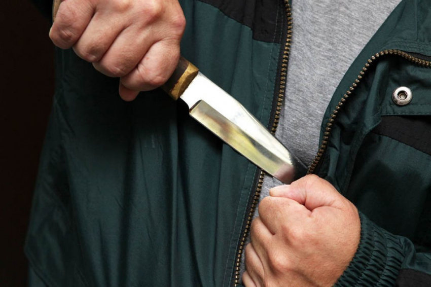 Угрожая ножом, 25-летний волгодонец заставил прохожего снять деньги с карты 