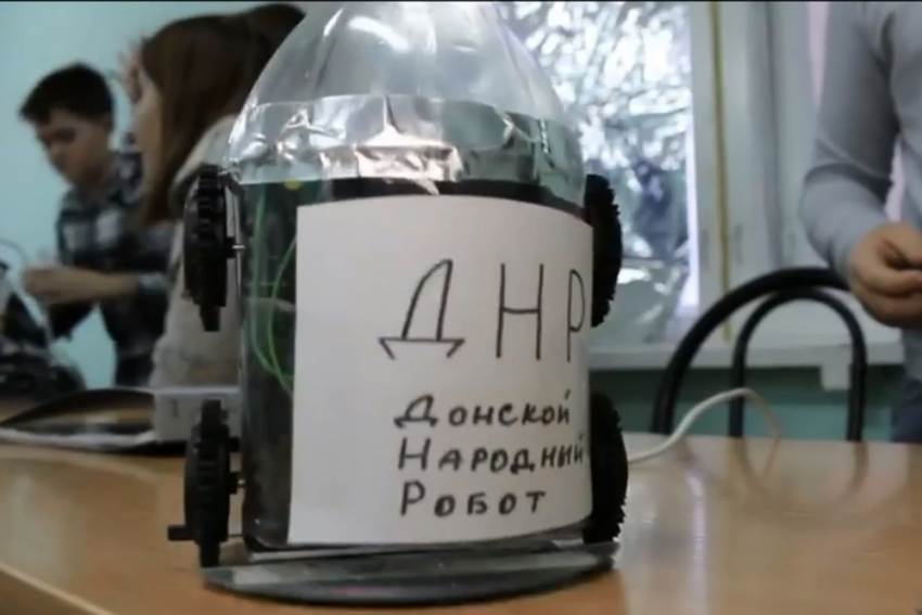 Юный волгодонец превратил пятилитровую бутылку в робота ДНР (ВИДЕО)