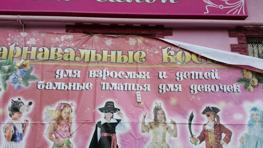 Вандалы в Волгодонске оборвали новогодние украшения на улице Ленина