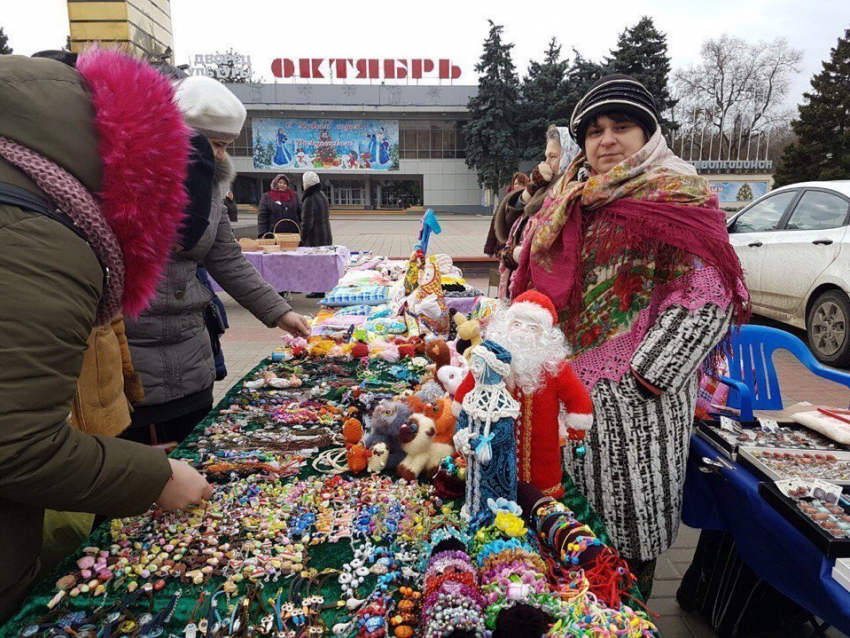 Площадь Победы в Волгодонске на полдня превратилась в торговые ряды 