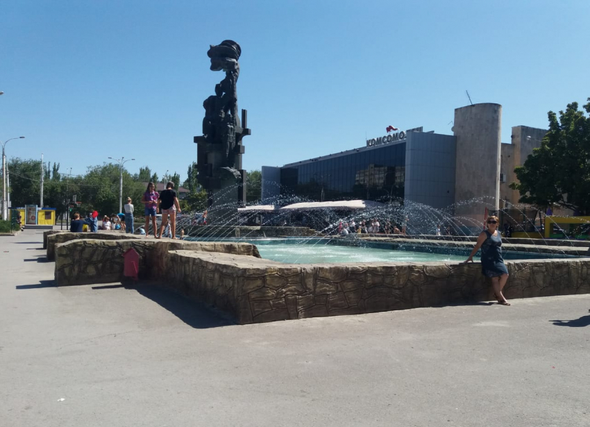 Обновленный фонтан на Комсомольской площади стал излюбленным местом отдыха волгодонцев 