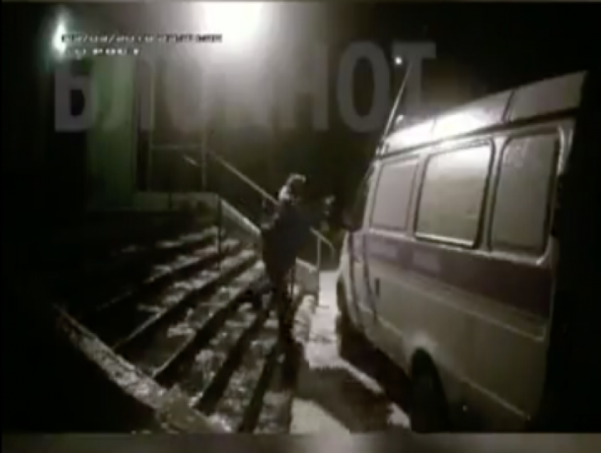 Падающие на скользком крыльце друг за другом врачи «скорой» в Волгодонске попали на видео