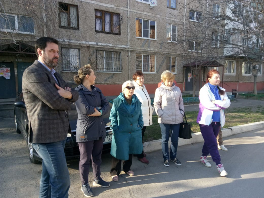 Волгодонцы попросили депутата Брежнева реконструировать пешеходный переход у школы №8
