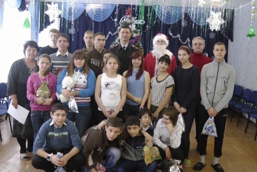 Полицейский Дед Мороз посетил детский дом в Волгодонске