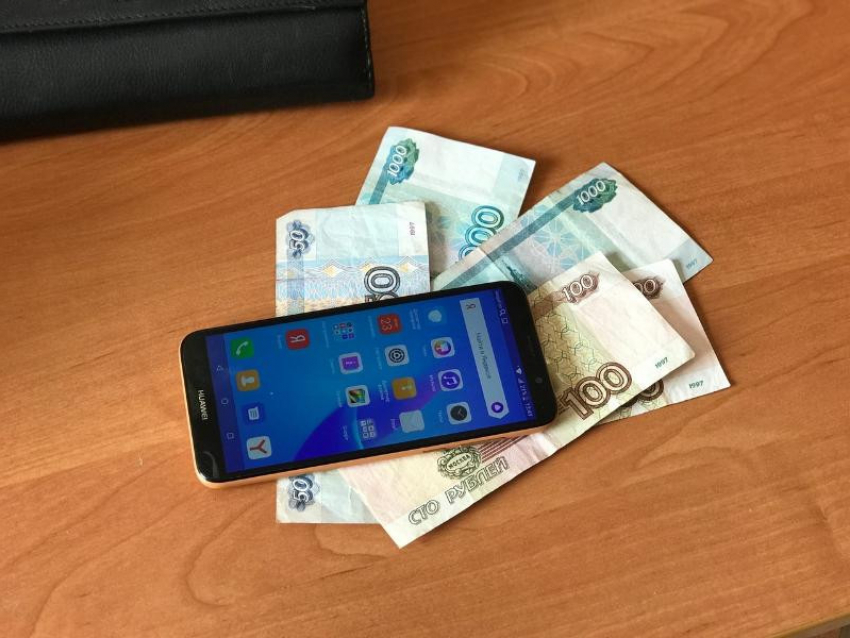 Волгодончанка дала знакомой позвонить с ее телефона и лишилась 45 тысяч рублей 