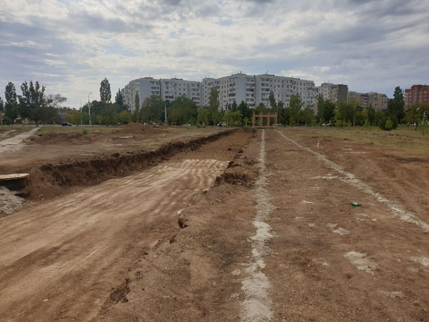 В Молодежном парке появились контуры центральной аллеи