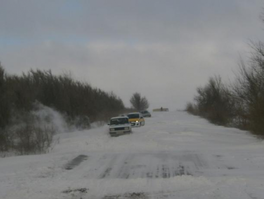 8 машин и школьный автобус застряли в снегу на автодороге Зимовники-Элиста