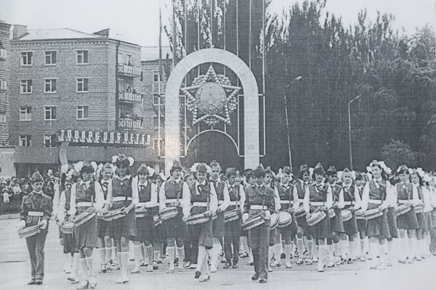 Волгодонск прежде и теперь: магазин «Товары для детей» на Ленина и первомайский парад