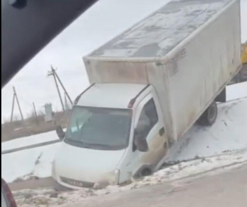 В станице Красноярской «Газель» сошла с дороги и скатилась под откос