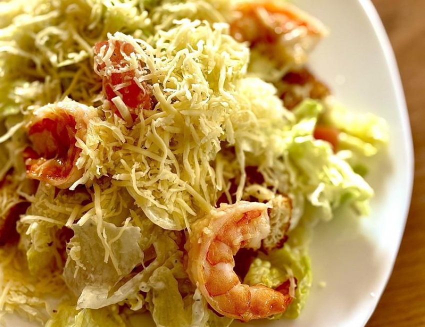 Блюдо дня от кафе «Матрешка» - салат «Цезарь с креветками» всего за 350 р.