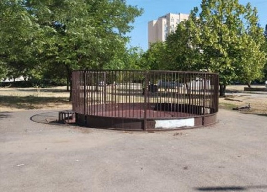 Антивандальная спортплощадка едва не стала добычей охотников за металлом 