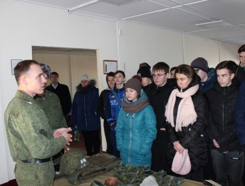 Учеников казачьих волгодонских школ сводили на экскурсию в войсковую часть