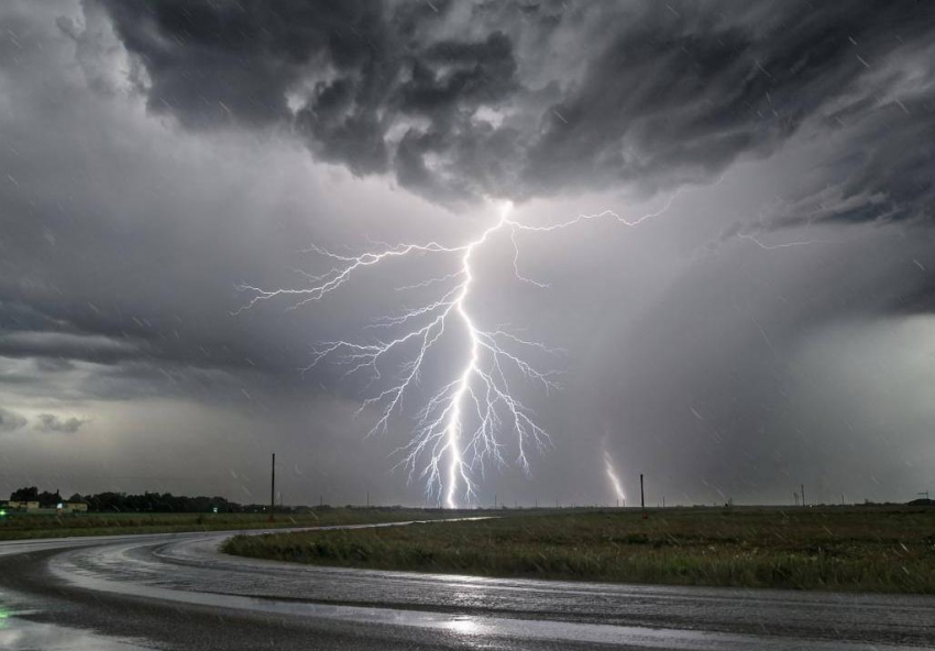 Штормовое предупреждение: на Дону обещают ливень и грозу