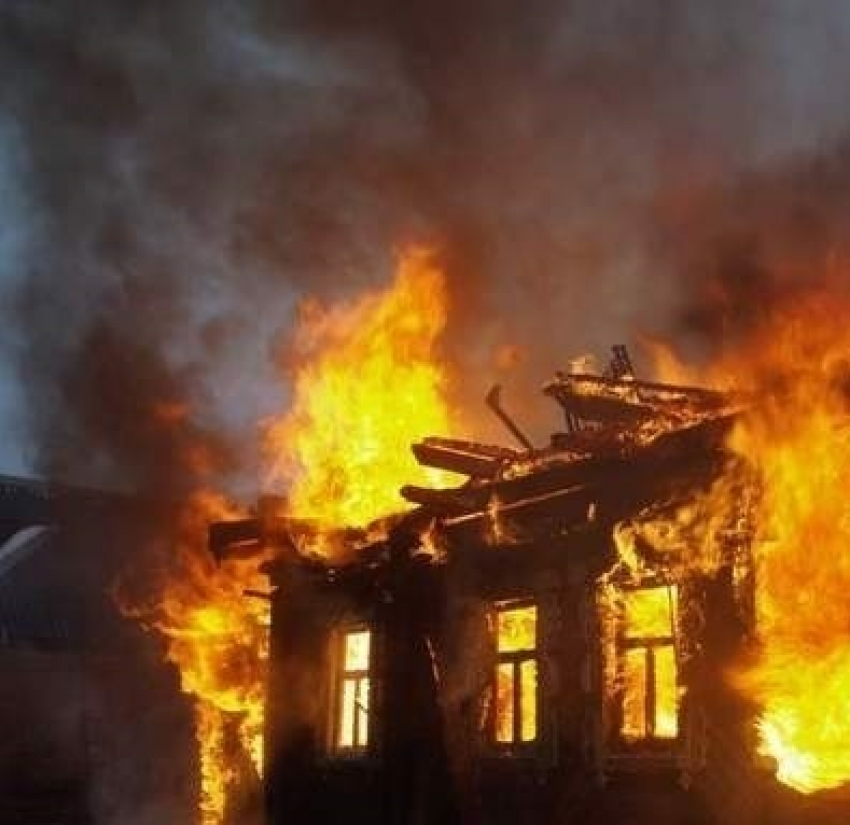 В Дубовском районе на пожаре погиб человек