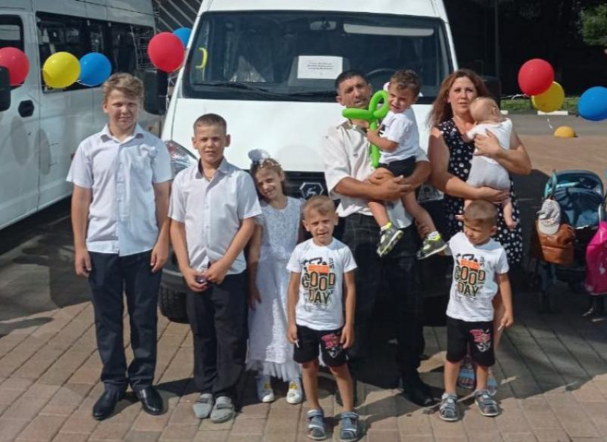 Микроавтобус в подарок ко Дню семьи любви и верности получила многодетная семья из Волгодонска 