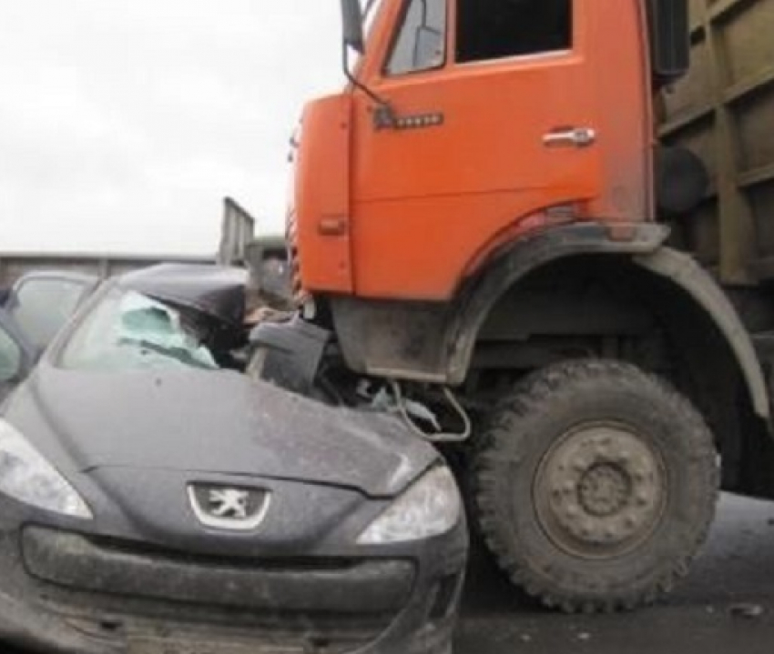 На трассе Ростов-Волгодонск иномарка попала под КамАЗ - есть пострадавшие