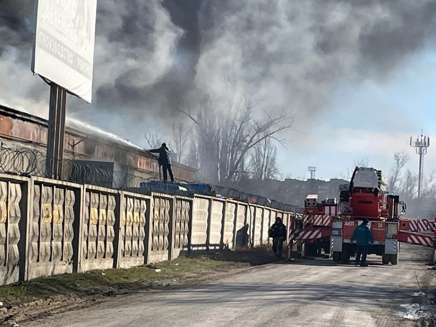 Пожарные поехали за добавкой: склад шин на Портовой не удается быстро потушить 