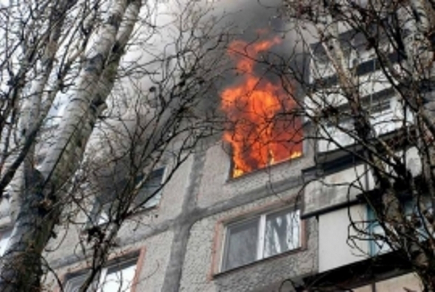 В Волгодонске в девятиэтажке на Горького загорелась квартира