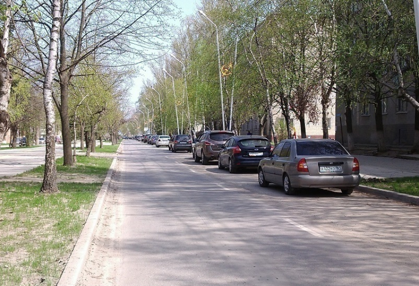 Волгодонцев попросили не парковаться на улице 50 лет СССР