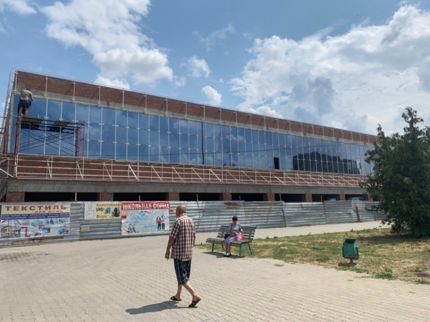 Строящийся торговый центр в новой части Волгодонска частично застеклили