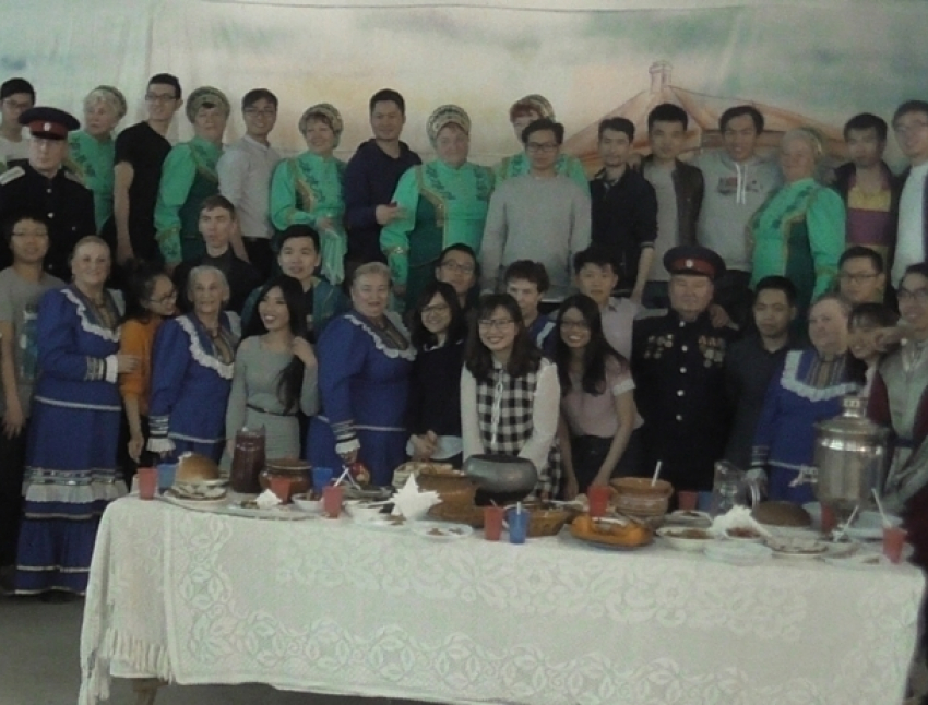 Студенты из Вьетнама посетили курень и отведали блюда казачьей кухни в Волгодонске
