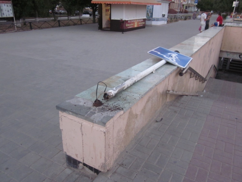В Волгодонске на Строителей завалился «пешеходный переход» - читатель