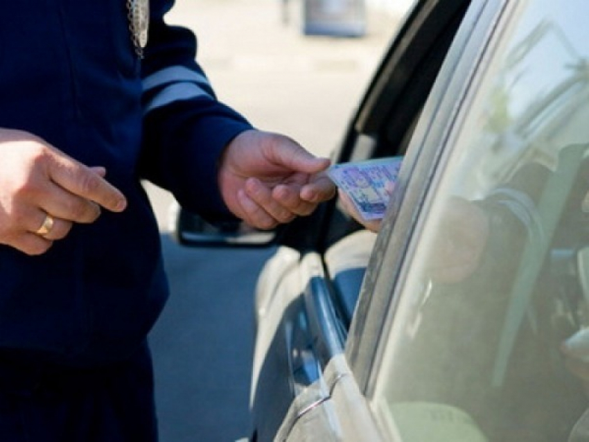 В Волгодонском районе попытка дать взятку в 200 рублей инспектору ДПС может обернуться для водителя крупным штрафом
