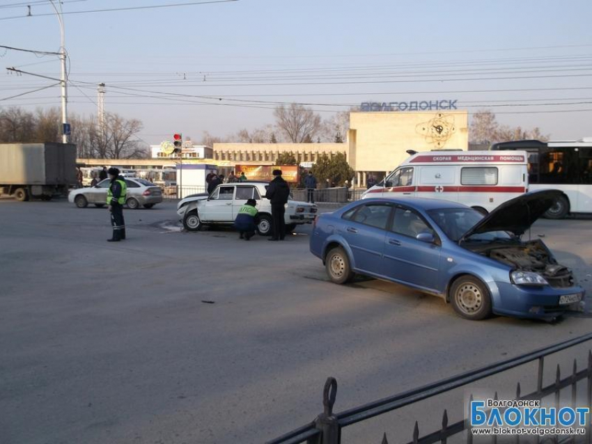 На оживленном перекрестке в Волгодонске столкнулись три легковушки