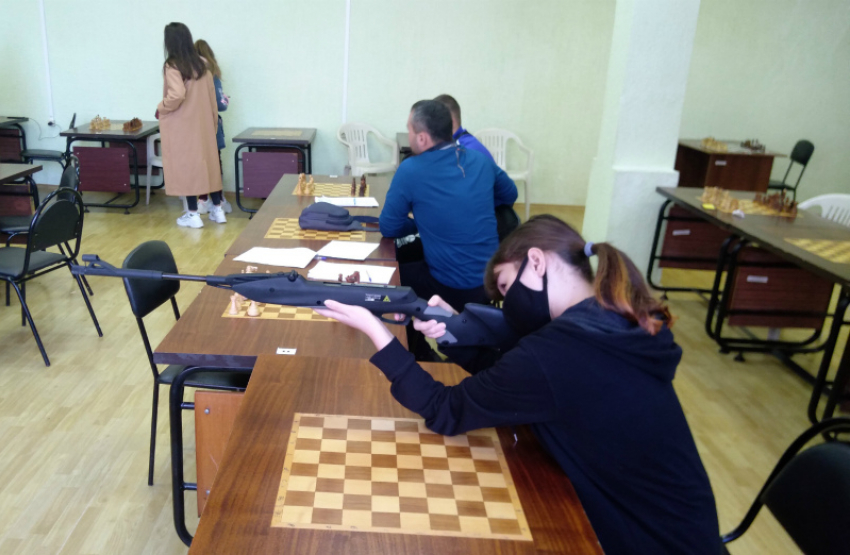 Волгодонские студенты продемонстрировали мастерство стрельбы из электронного оружия