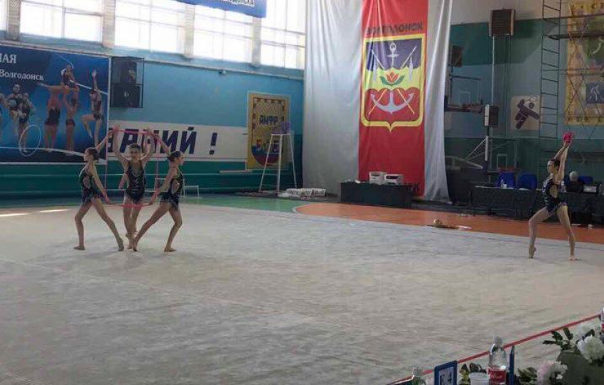 Гимнастки из Волгодонска вызвали бурную реакцию в зале на открытии чемпионата Ростовской области