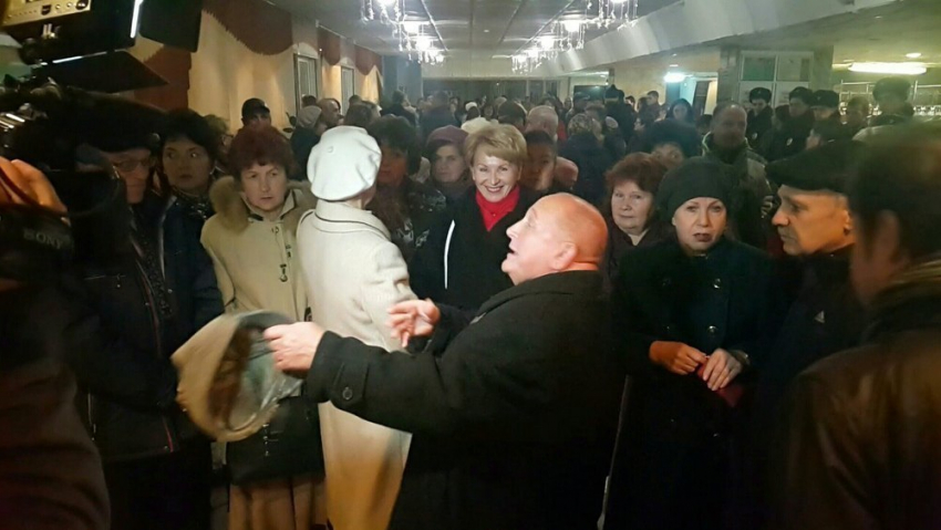 Масштабным скандалом с полицией и возмущением сотен зрителей обернулась отмена спектакля «Летучая мышь» в Волгодонске 