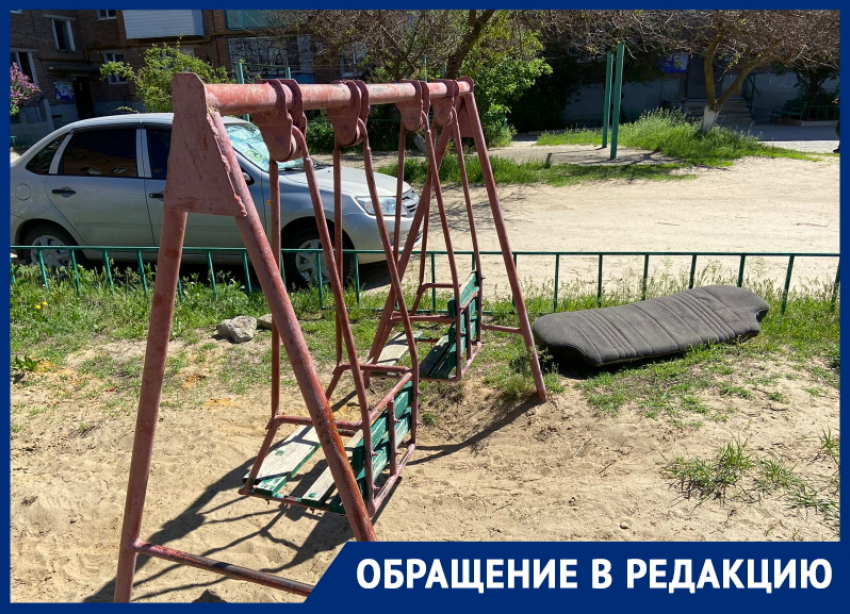 «Детям негде гулять»: в Цимлянске детская площадка заросла травой и превратилась в свалку