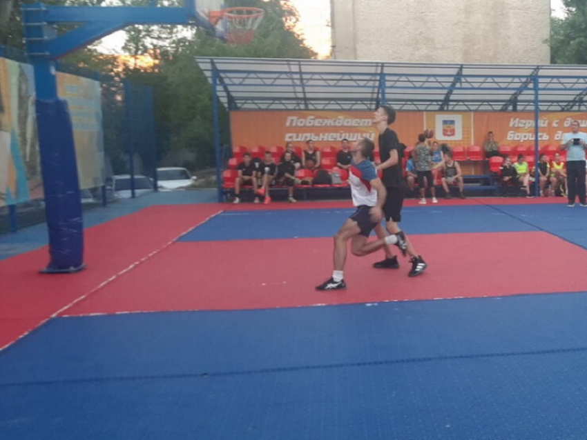 В Волгодонске уличные баскетболисты устроили битву на Молодежной