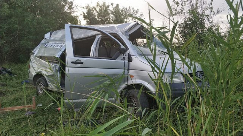 Трое мужчин погибли на трассе Ростов-Волгодонск в столкновении грузовика и микроавтобуса 