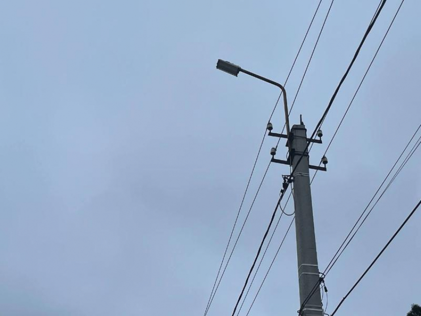 Фонари зажглись: электросети Волгодонска отремонтировали уличное освещение на Халтурина 